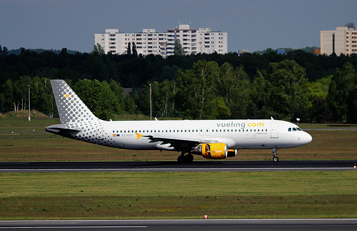 Vueling A 320-216 EC-KCU nach der Landung in Berlin-Tegel am 27.04.2014
