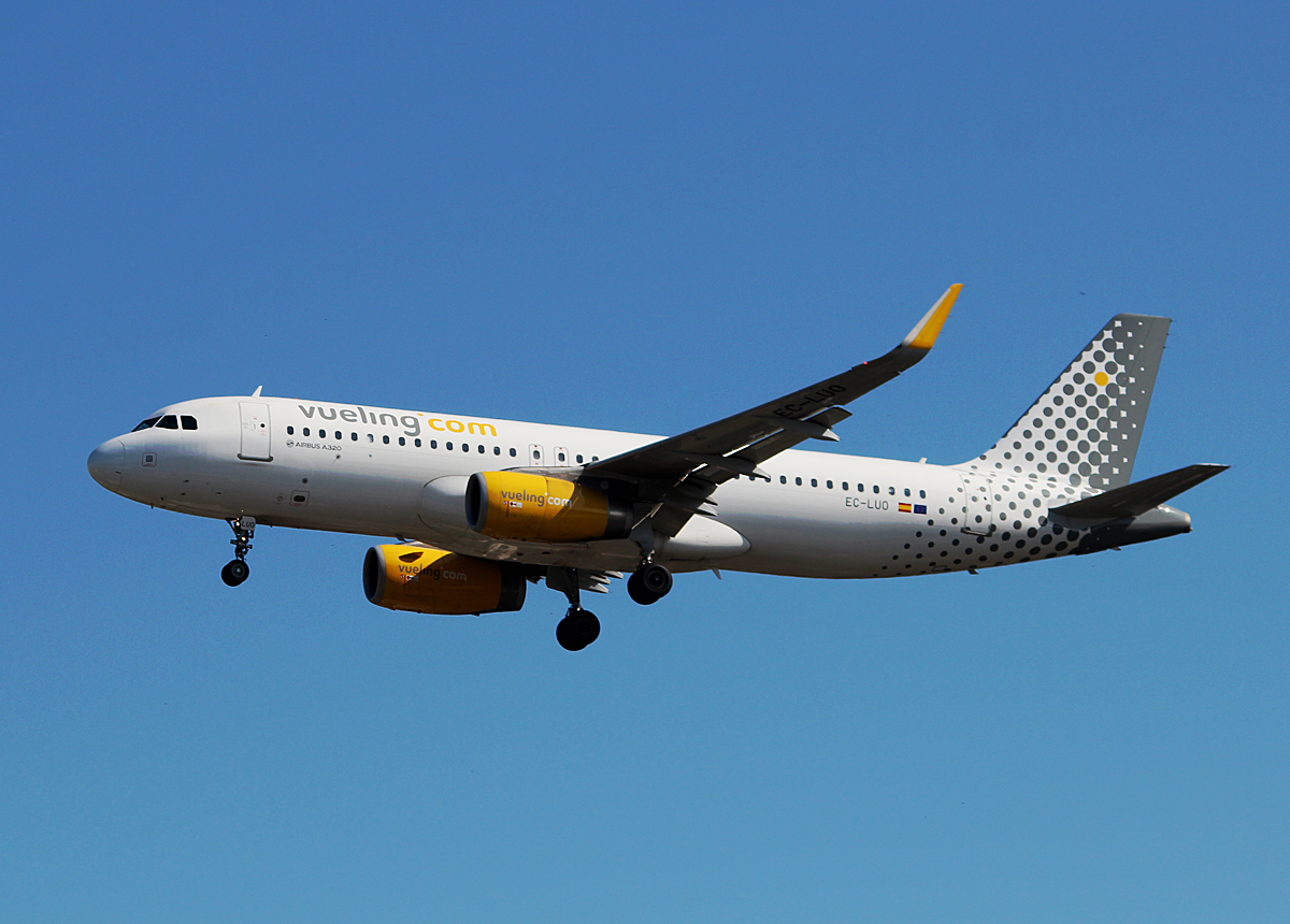 Vueling A 320-232 EC-LUO bei der Landung in Berlin-Tegel am 11.07.2015