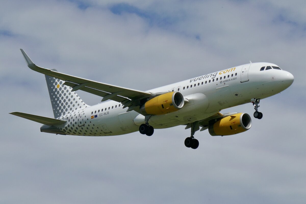Vueling, A320-200, EC-MJB, 20.5.24, Zürich.