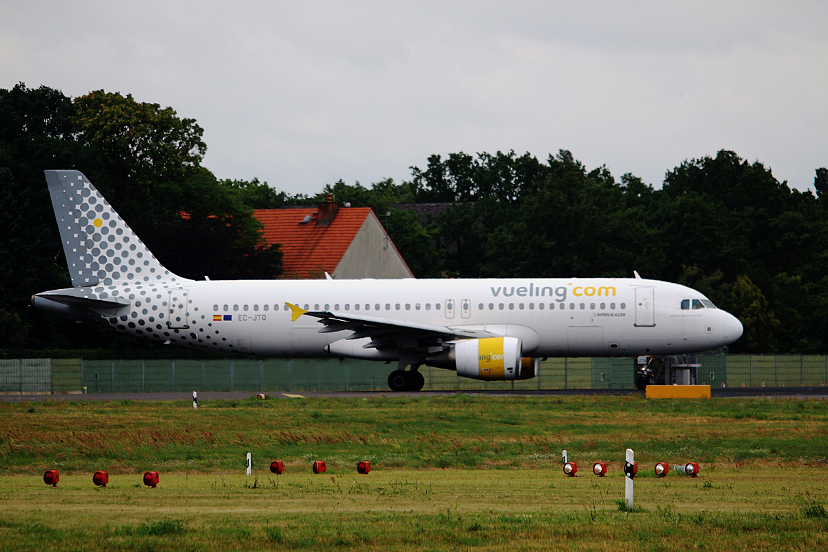 Vueling, Airbus A 320-214, EC-JTQ, TXL, 15.07.2016