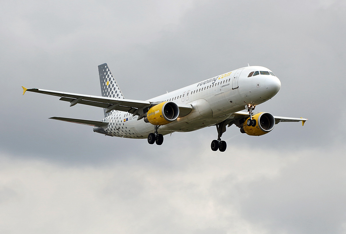 Vueling, Airbus A 320-214, EC-LZZ, TXL, 11.10.2020