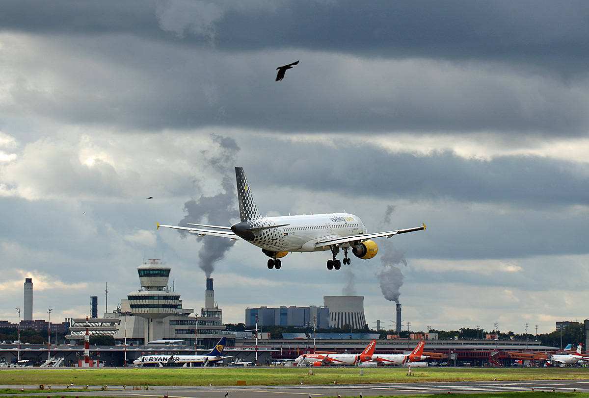 Vueling, Airbus A 320-214, EC-LZZ, TXL, 11.10.2020
