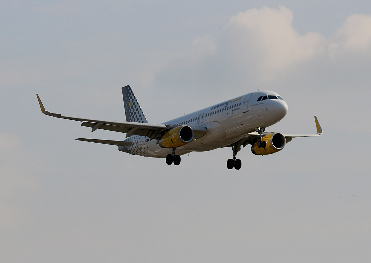 Vueling, Airbus A 320-214, EC-MER, TXL, 23.09.2016