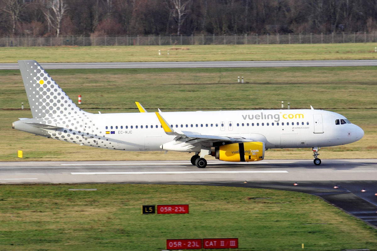 Vueling Airbus A320-232 EC-MJC nach der Landung in Düsseldorf 19.1.2020