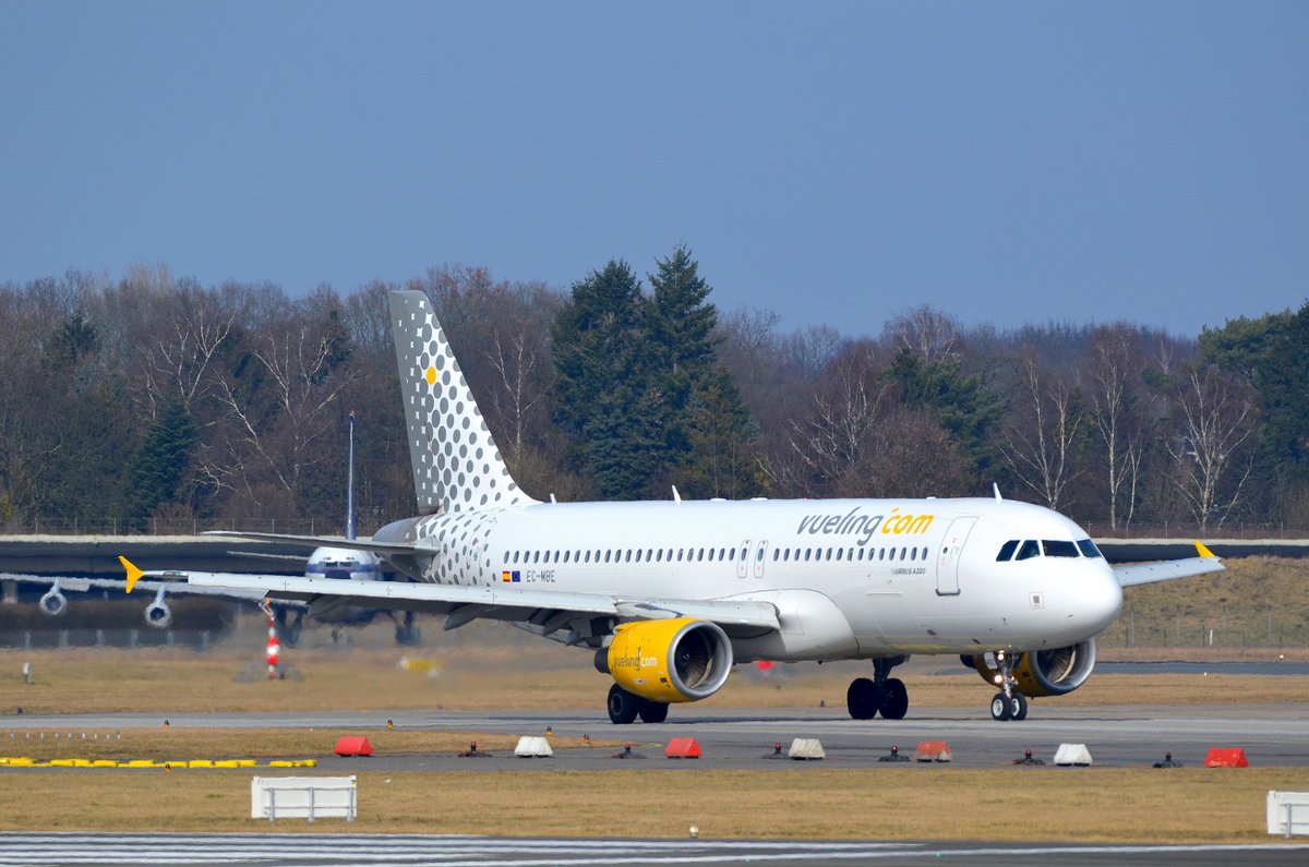 Vueling Airlines Airbus A320 eim rollen zum Gate nach der Landung am Airport Hamburg Helmut Schmidt am 11.03.17