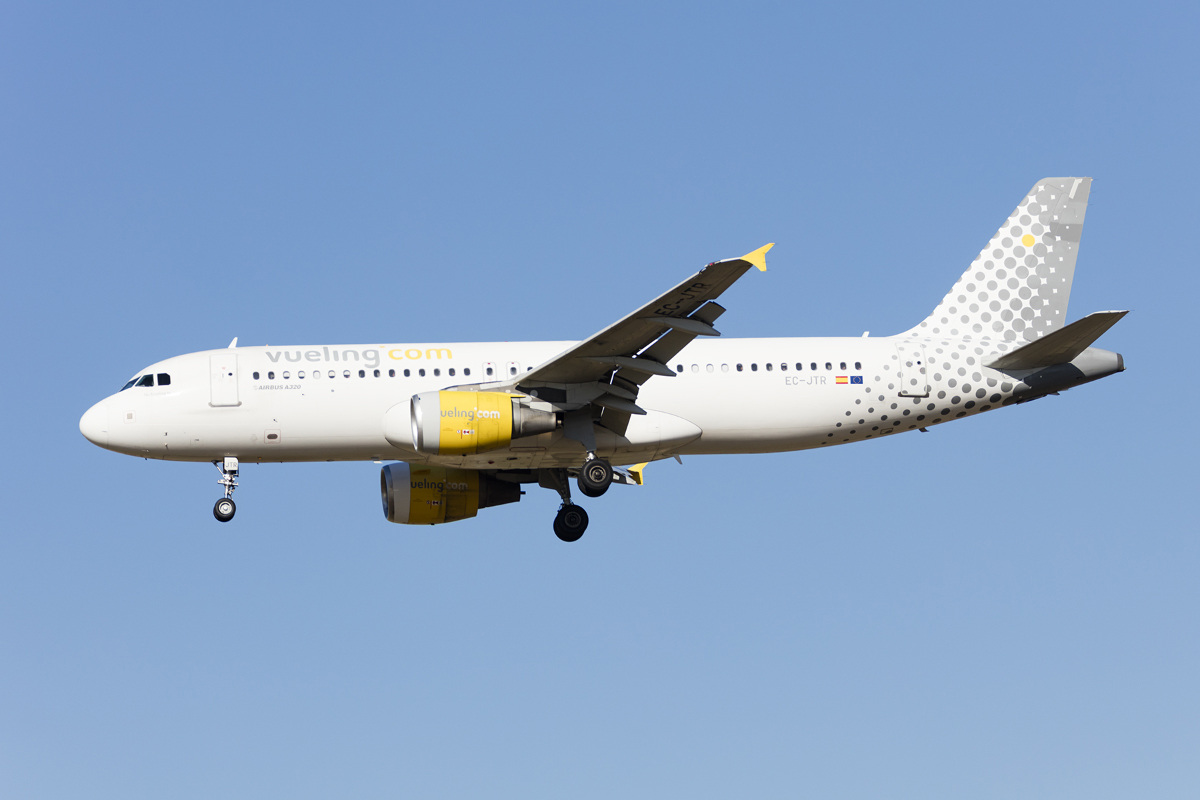 Vueling Airlines, EC-JTR, Airbus, A320-214, 29.04.2017, FCO, Roma, Italy 





