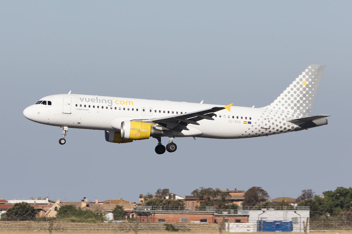 Vueling Airlines, EC-KDG, Airbus, A320-214, 30.04.2017, FCO, Roma, Italy 




