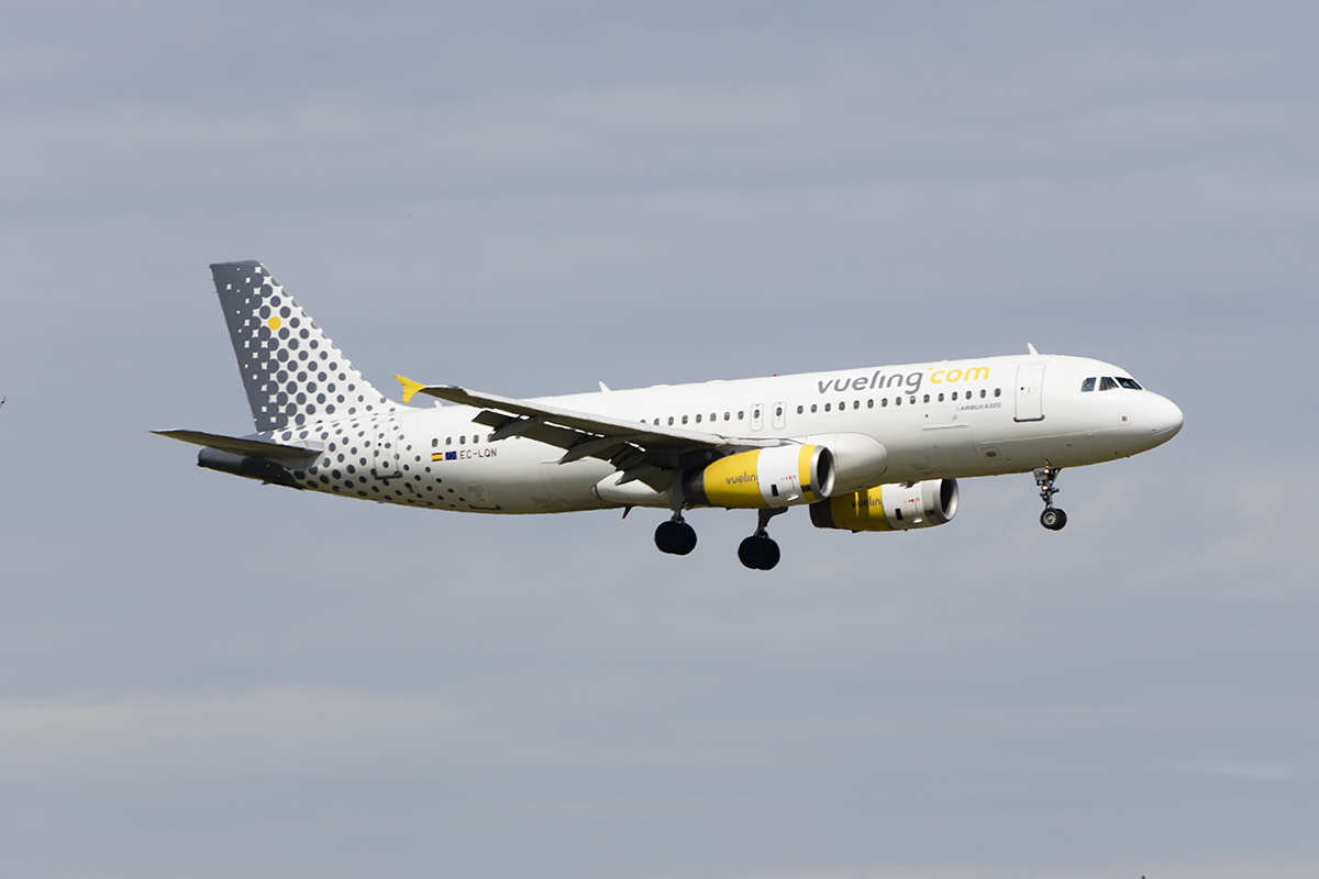 Vueling Airlines, EC-LQN, Airbus, A320-232, 01.05.2017, FCO, Roma, Italy 



