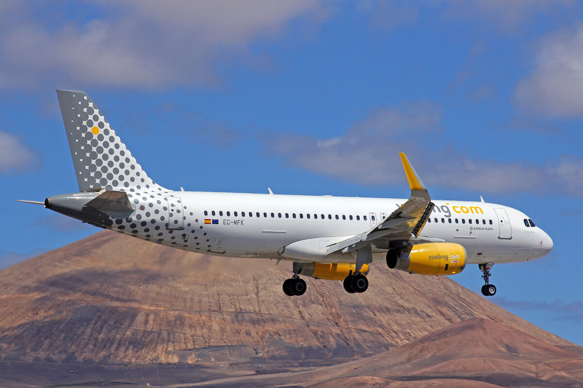 Vueling Airlines, EC-MFK, Airbus A320-232, msn: 6535,  Vueling Topic , 30.Mai 2022, ACE Lanzarote, Spain.