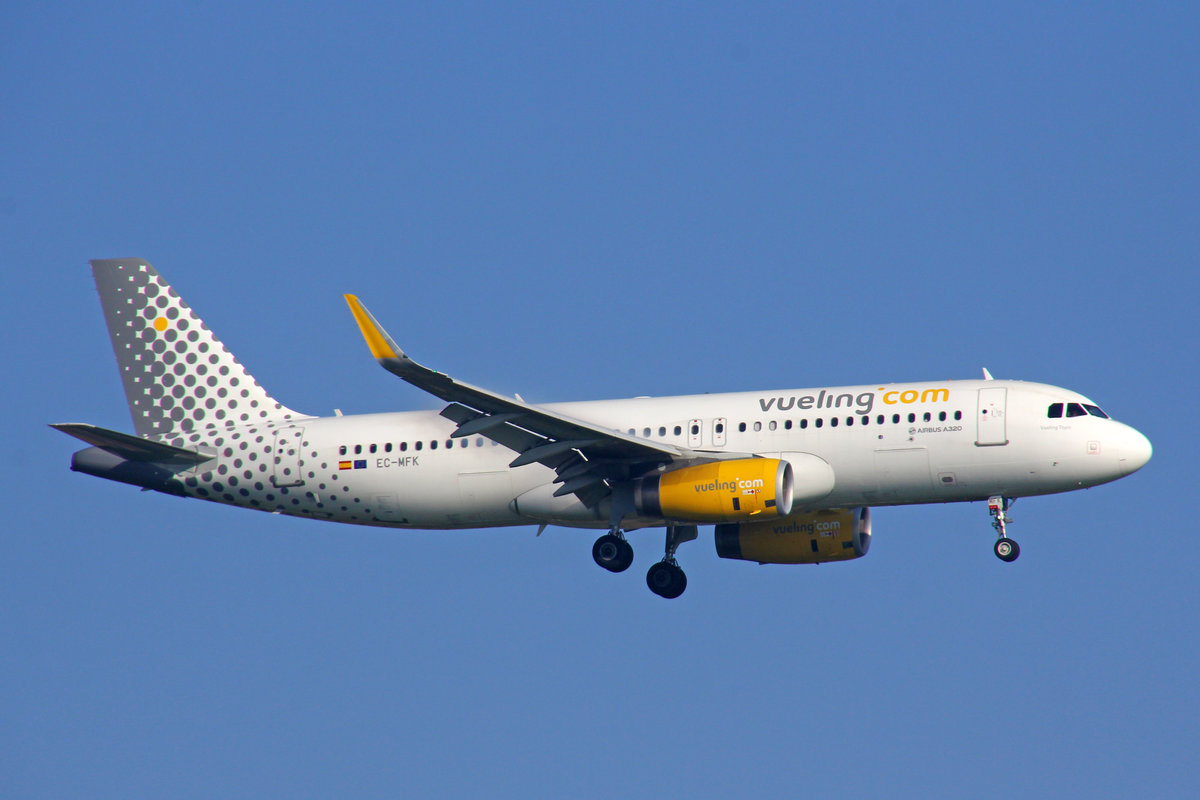 Vueling Airlines, EC-MFK, Airbus A320-232 SL, 25.September 2016, MUC München, Germany.