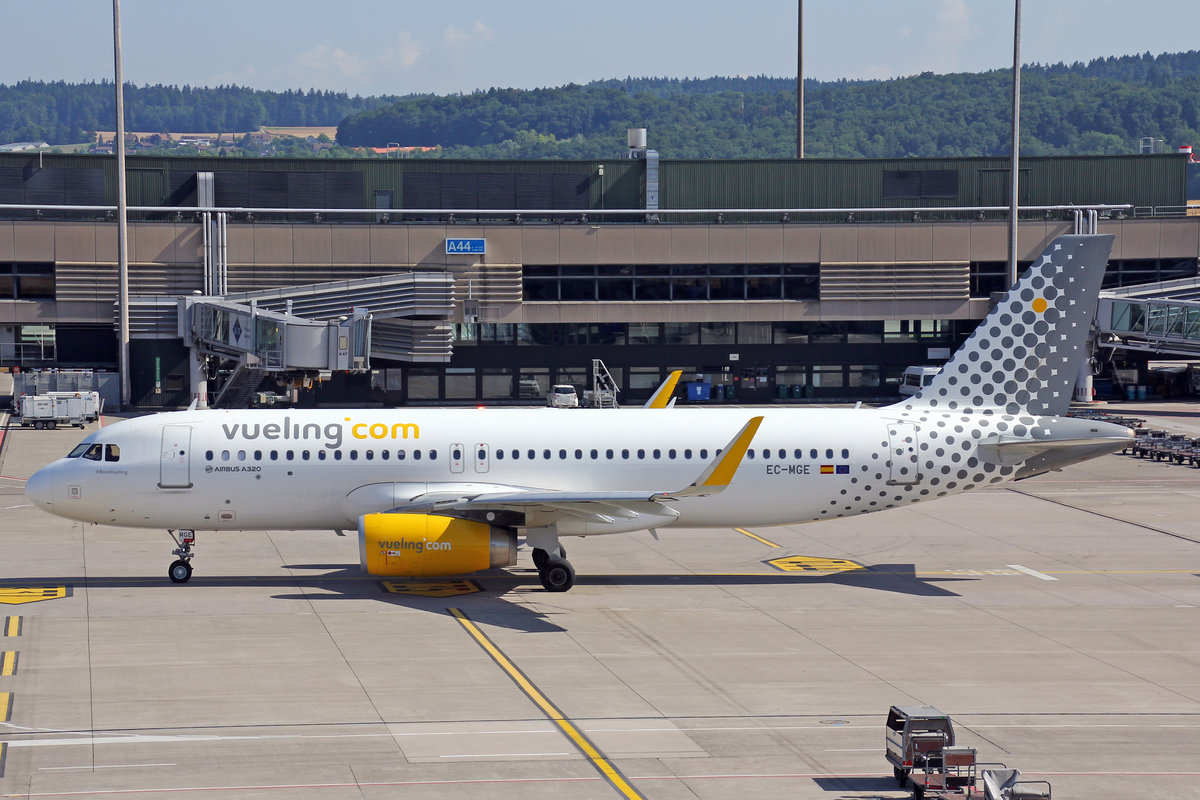Vueling Airlines, EC-MGE, Airbus A320-232,  Buen Vueling , 08.Juli 2017, ZRH Zürich, Switzerland.