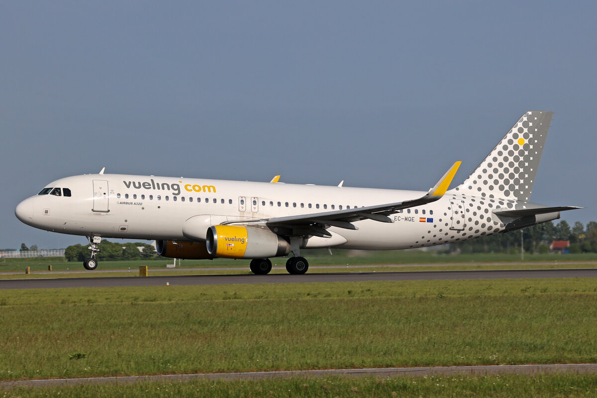 Vueling Airlines, EC-MQE, Airbus A320-232, msn: 7585, 18.Mai 2023, AMS Amsterdam, Netherlands.