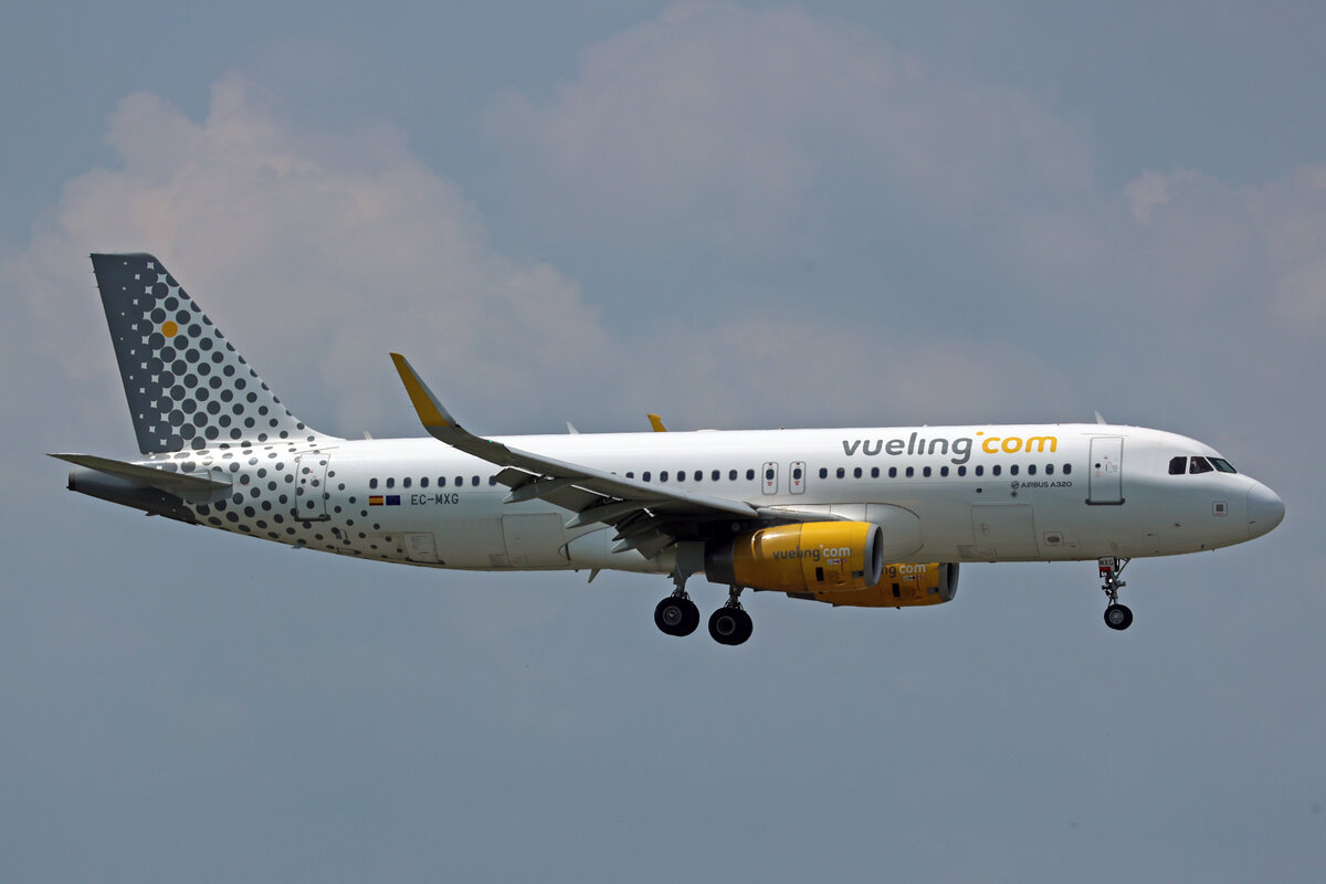 Vueling Airlines, EC-MXG, Airbus A320-232, msn: 8192, 13.Juli 2023, MXP Milano Malpensa, Italy.