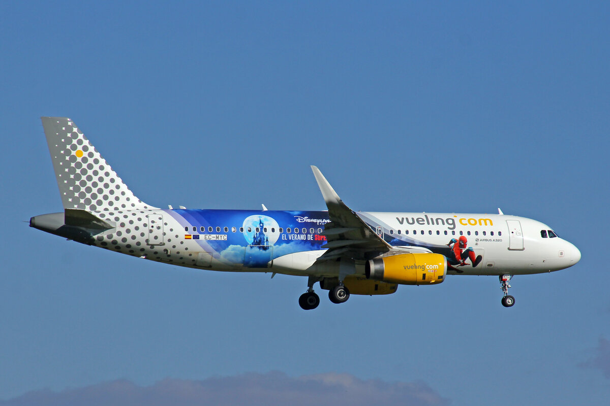 Vueling Airlines, EC-MYC, Airbus A320-232, msn: 8238,  Disneyland , 23.Oktober 2021, ZRH Zürich, Switzerland.