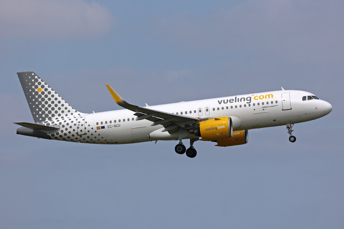 Vueling Airlines, EC-NCU, Airbus A320-271N, msn: 8885, 18.Mai 2023, AMS Amsterdam, Netherlands.