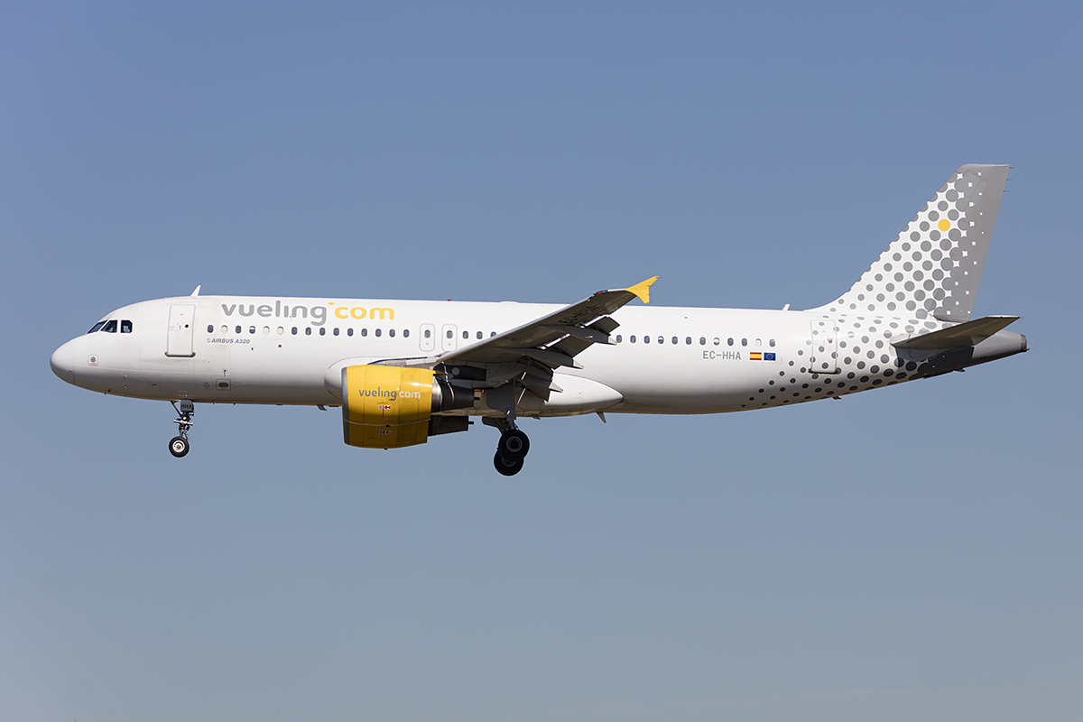 Vueling, EC-HHA, Airbus, A320-214, 13.09.2017, BCN, Barcelona, Spain 


