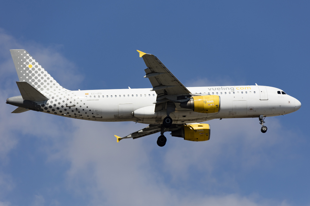 Vueling, EC-IZD, Airbus, A320-214, 20.09.2015, BCN, Barcelona, Spain 



