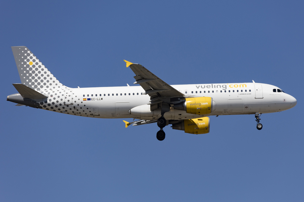 Vueling, EC-LLM, Airbus, A320-214, 20.09.2015, BCN, Barcelona, Spain 




