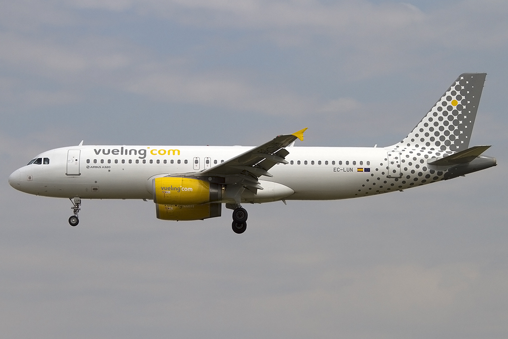 Vueling, EC-LUN, Airbus, A320-232, 02.06.2014, BCN, Barcelona, Spain 



