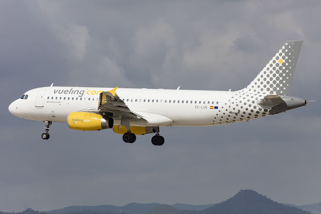 Vueling, EC-LUN, Airbus, A320-232, 26.09.2015, BCN, Barcelona, Spain 




