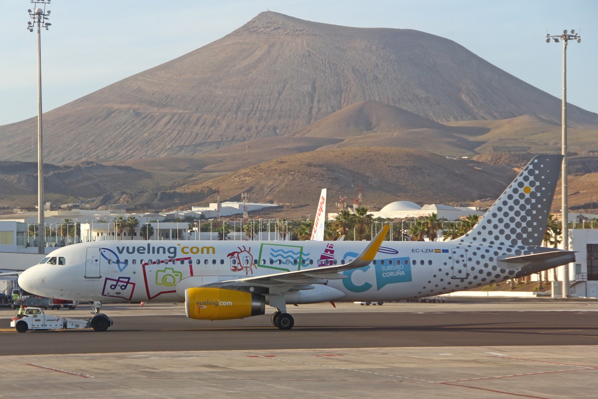 Vueling EC-LZM, Airbus A320-232 (W), 12.Dezember 2015, ACE Lanzarote, Spain. Werbebemalung  Turismo Coruña 
