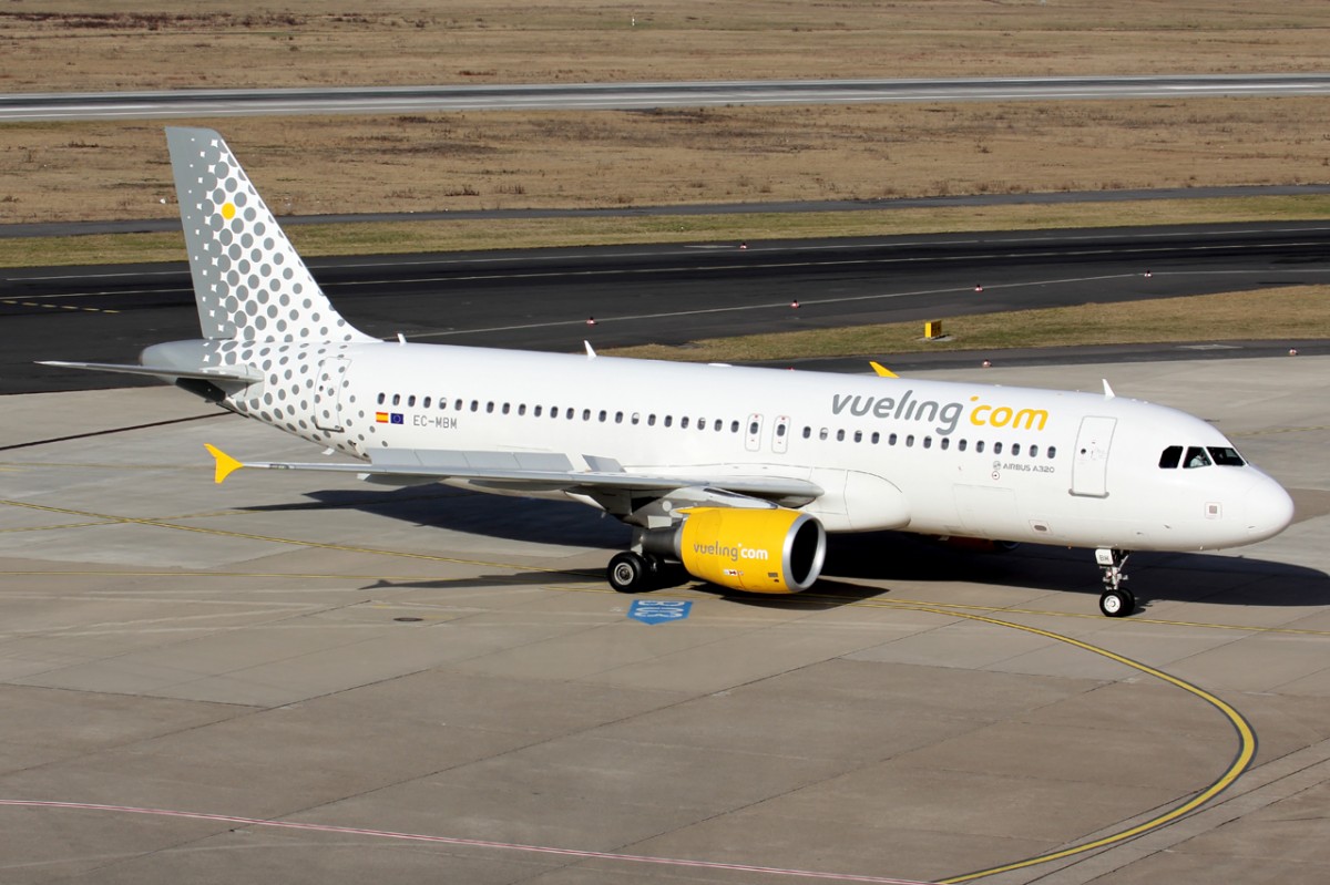 Vueling EC-MBM rollt zum Gate in Düsseldorf 14.2.2015