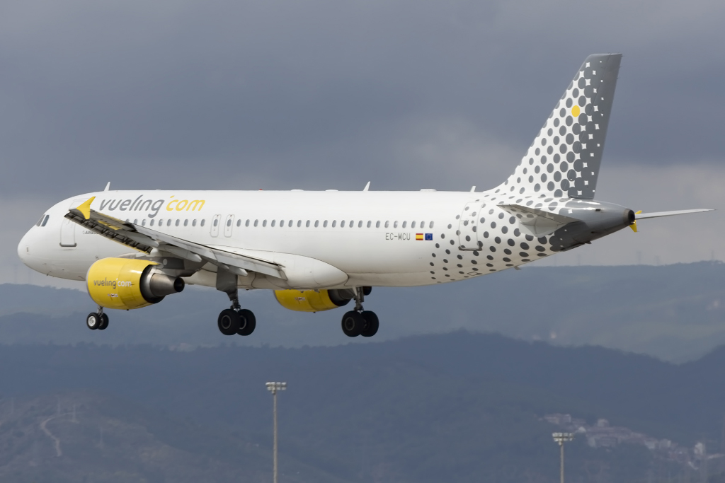 Vueling, EC-MCU, Airbus, A320-214, 26.09.2015, BCN, Barcelona, Spain 



