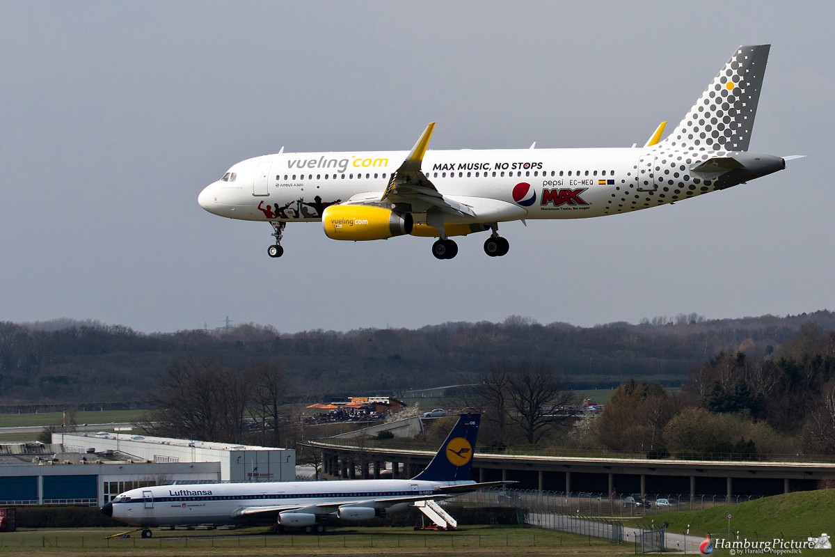 Vueling EC-MEQ Airbus A320-200 Anflug auf Hamburg Airport HAM-EDDH.
Am 14.04.2015