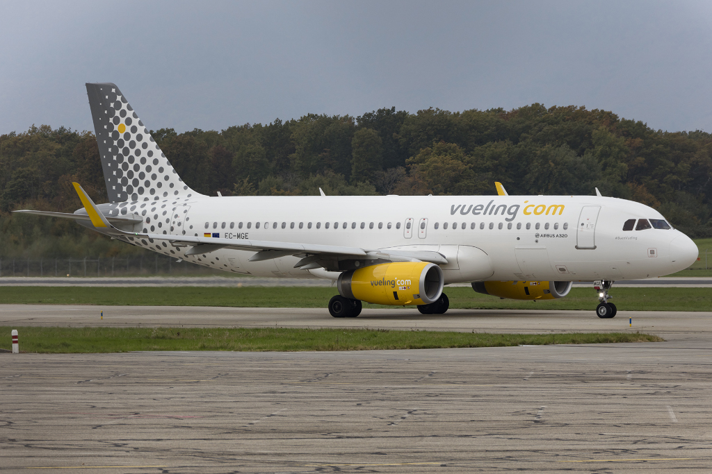 Vueling, EC-MGE, Airbus, A320-232, 17.10.2015, GVA, Geneve, Switzerland 




