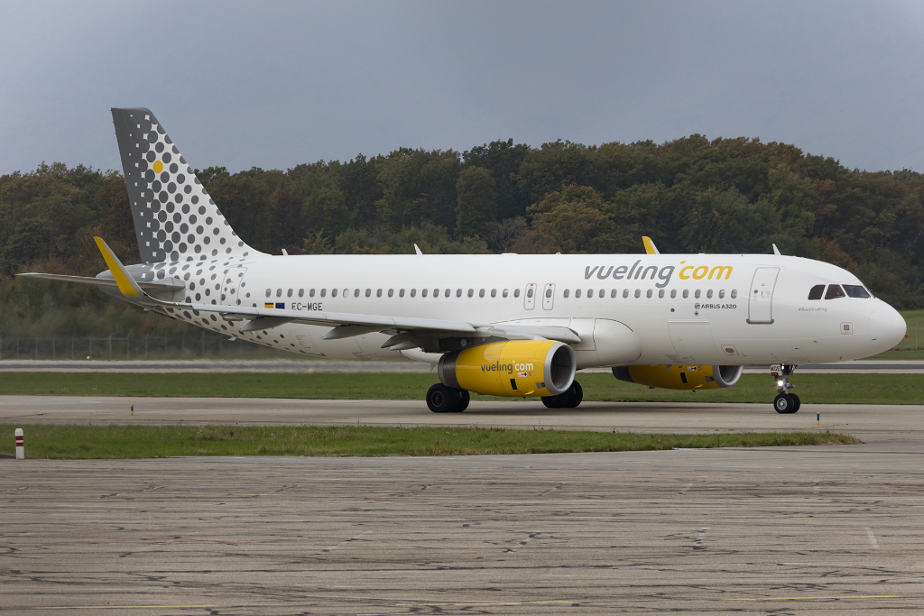 Vueling, EC-MGE, Airbus, A320-232, 17.10.2015, GVA, Geneve, Switzerland 




