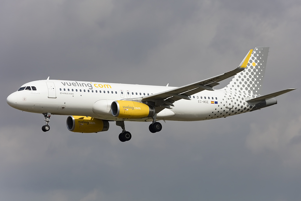 Vueling, EC-MGE, Airbus, A320-232, 26.09.2015, BCN, Barcelona, Spain 



