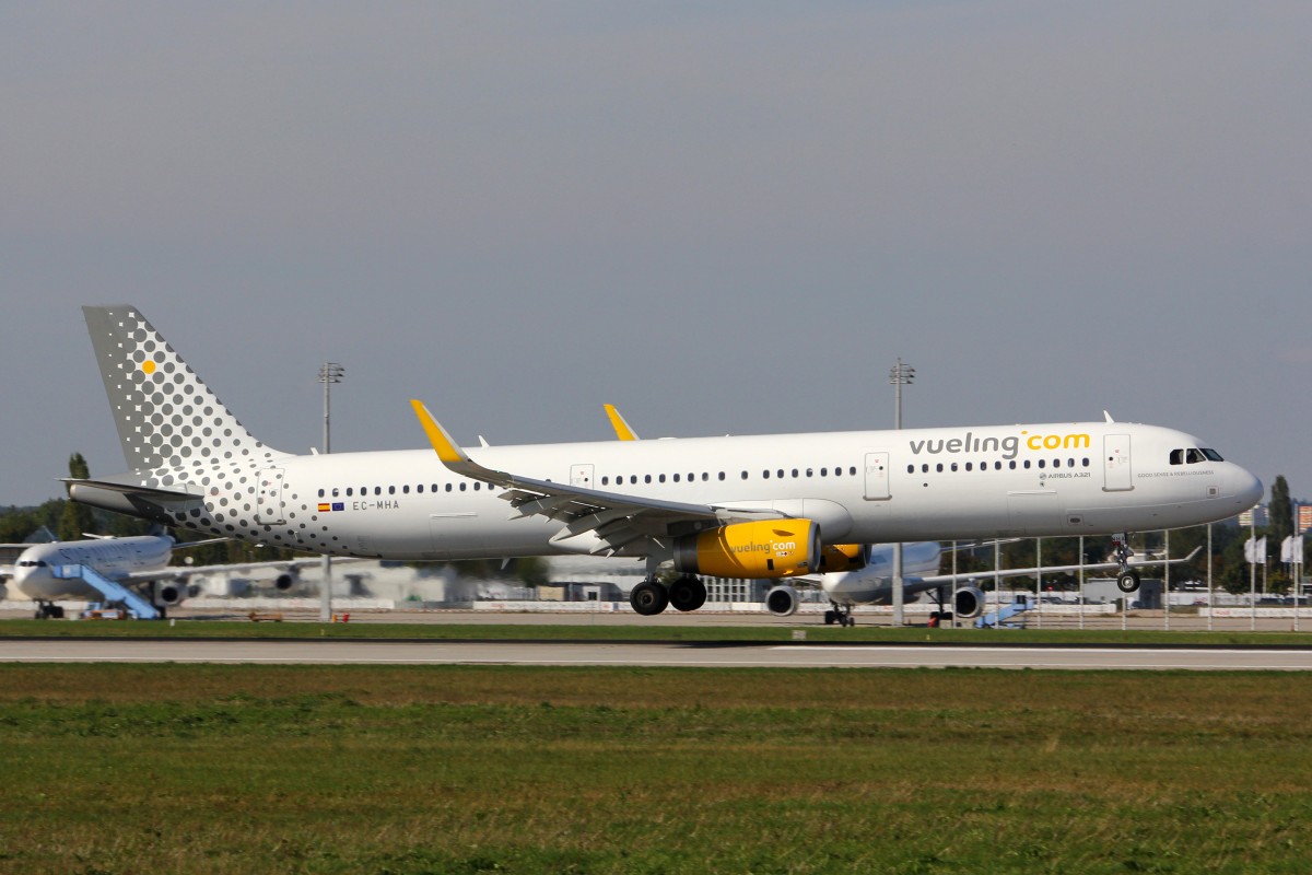 Vueling, EC-MHA, Airbus A321-231 (W), 12.September 2015, MUC München, Germany.