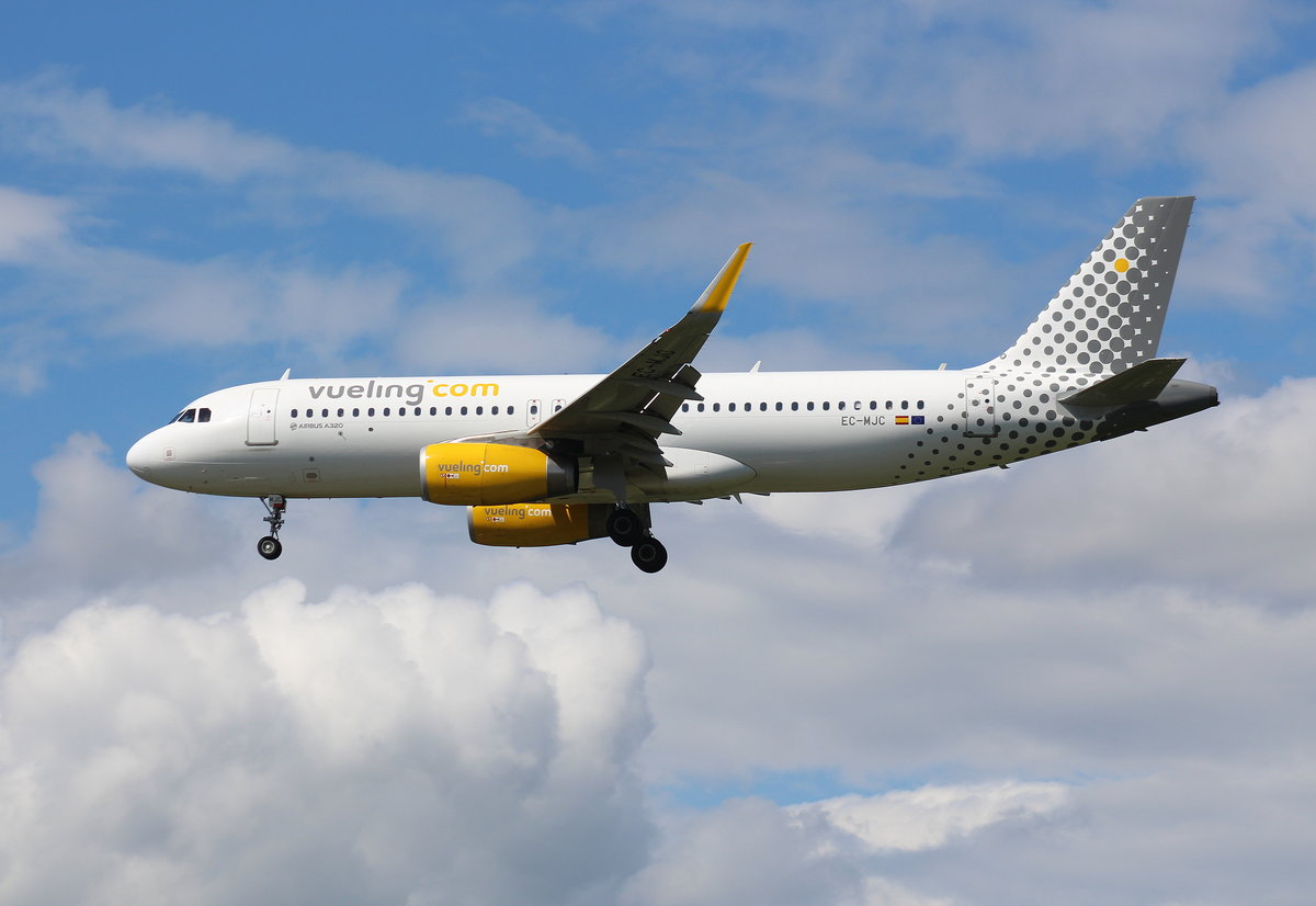 Vueling, EC-MJC, MSN 6841,Airbus A 320-232(SL), 06.08.2017, HAM-EDDH, Hamburg, Germany 