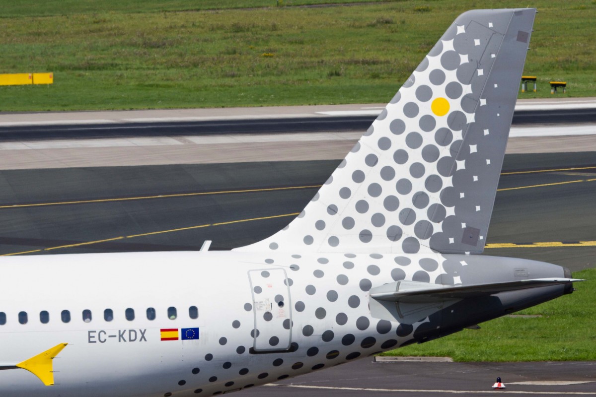 Vueling (VY-VLG), EC-KDX  Francisco Jose' Ruiz Cortizo , Airbus, A 320-216 (Seitenleitwerk/Tail), 22.08.2015, DUS-EDDL, Dsseldorf, Germany