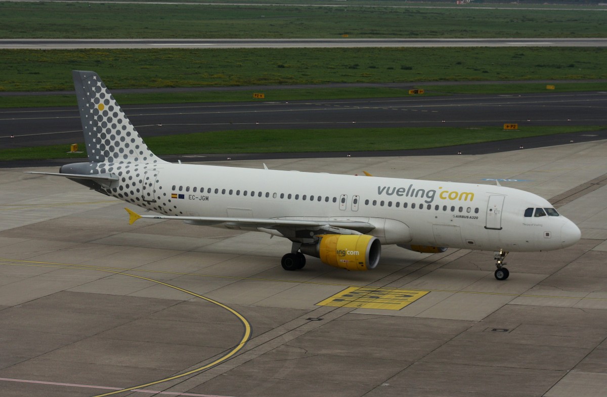 Vueling,EC-JGM,(c/n 2407),Airbus A320-214, 24.10.2015,DUS-EDDL,Düsseldorf,Germany(Sticker:The joy of Vueling)