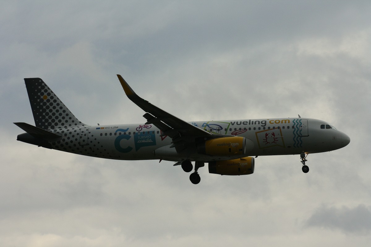 Vueling,EC-LZM,(c/n 5877),Airbus A320-232(SL),28.07.2015,HAM-EDDH,Hamburg,Germany(La Coruna cs.)