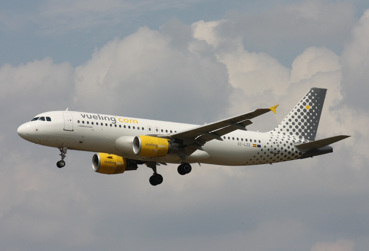 Vueling,EC-LZZ,(c/n 2620),Airbus A320-214,03.08.2014,HAM-EDDH,Hamburg,Germany