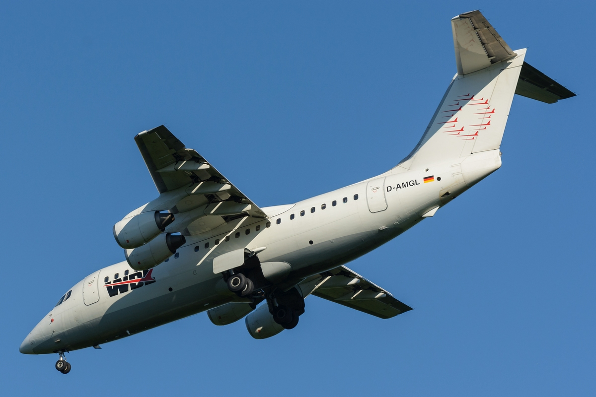 WDL Aviation British Aerospace 146-200 D-AMGL am Morgen des 27.05.2017 im Anflug auf Düsseldorf.