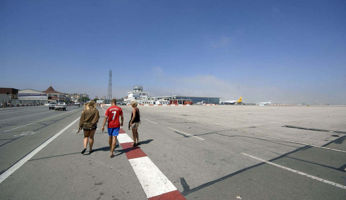 Weitläufige Areale sind in Gibraltar Mangelware, und so endet die Landebahn von Gibraltar Airport nur 500 Meter vom Stadtzentrum. Aufnahme: Juli 2014.