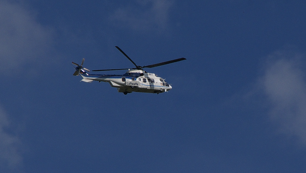 Wer wird da wohl als VIP drin sitzen. Flugbereitschaft 82+03 Eurocopter AS532 Cougar überfliegt das Örtchen Grobau im Vogtland. 21.05.2014