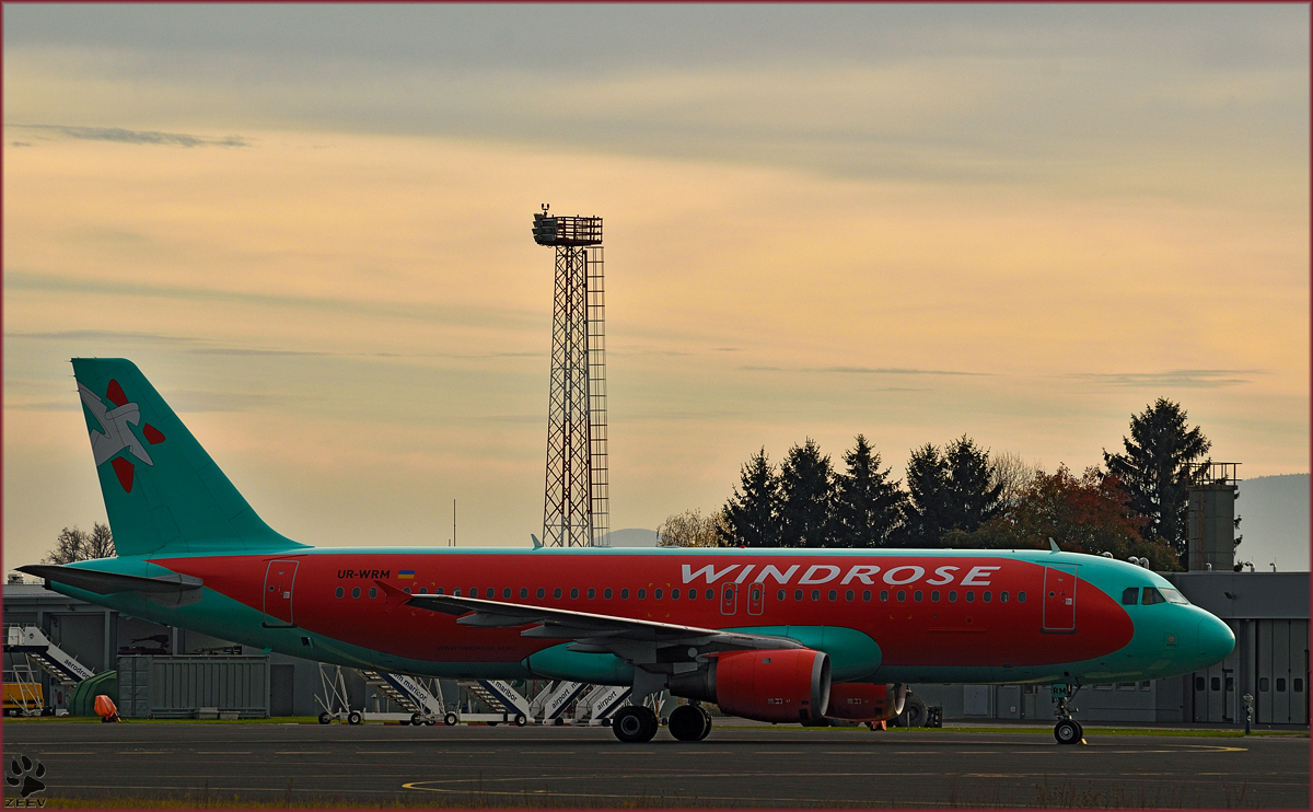 Windrose UR-WRM. Airbus A320-212 stet auf Vorfeld der Maribor Flughafen MBX. /17.11.2019