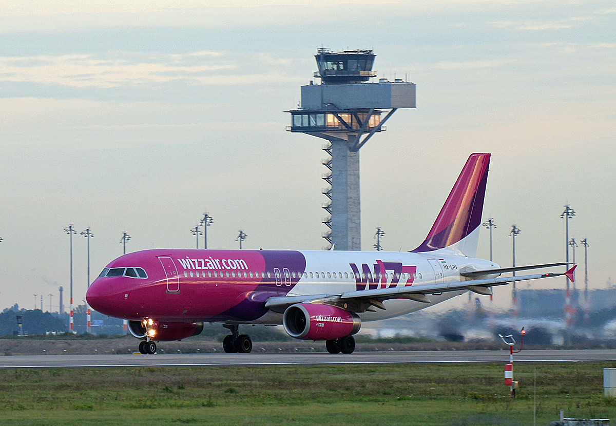 Wizz Air, Airbus A 320-232, HA-LPX, BER, 02.10.2021