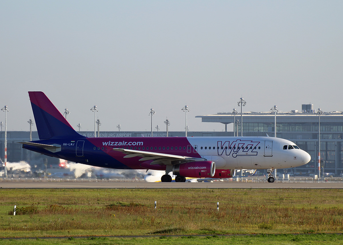Wizz Air, Airbus A 320-232, HA-LWJ, BER, 09.10.2021