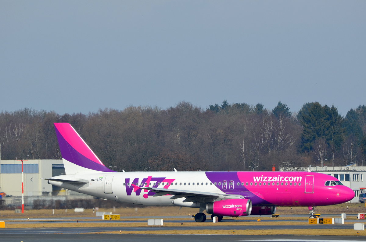 Wizz Air Airbus A320 HA-LPT rollt am 11.03.18 nach der Landung am Airport Hamburg Helmut Schmidt zum Gate.