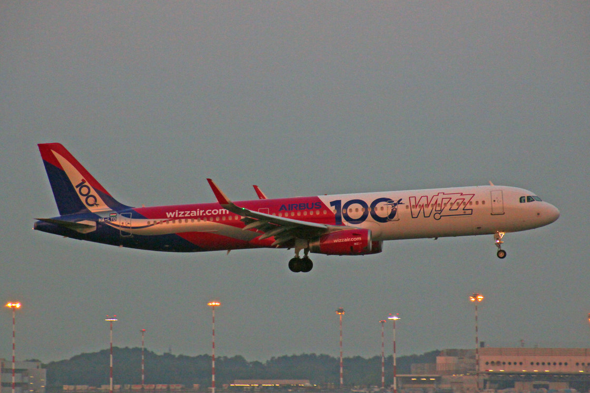 Wizz Air, HA-LTD, Airbus A321-231, msn: 8305,  100th Airbus , 15.Oktober 2018, MXP Milano-Malpensa, Italy.