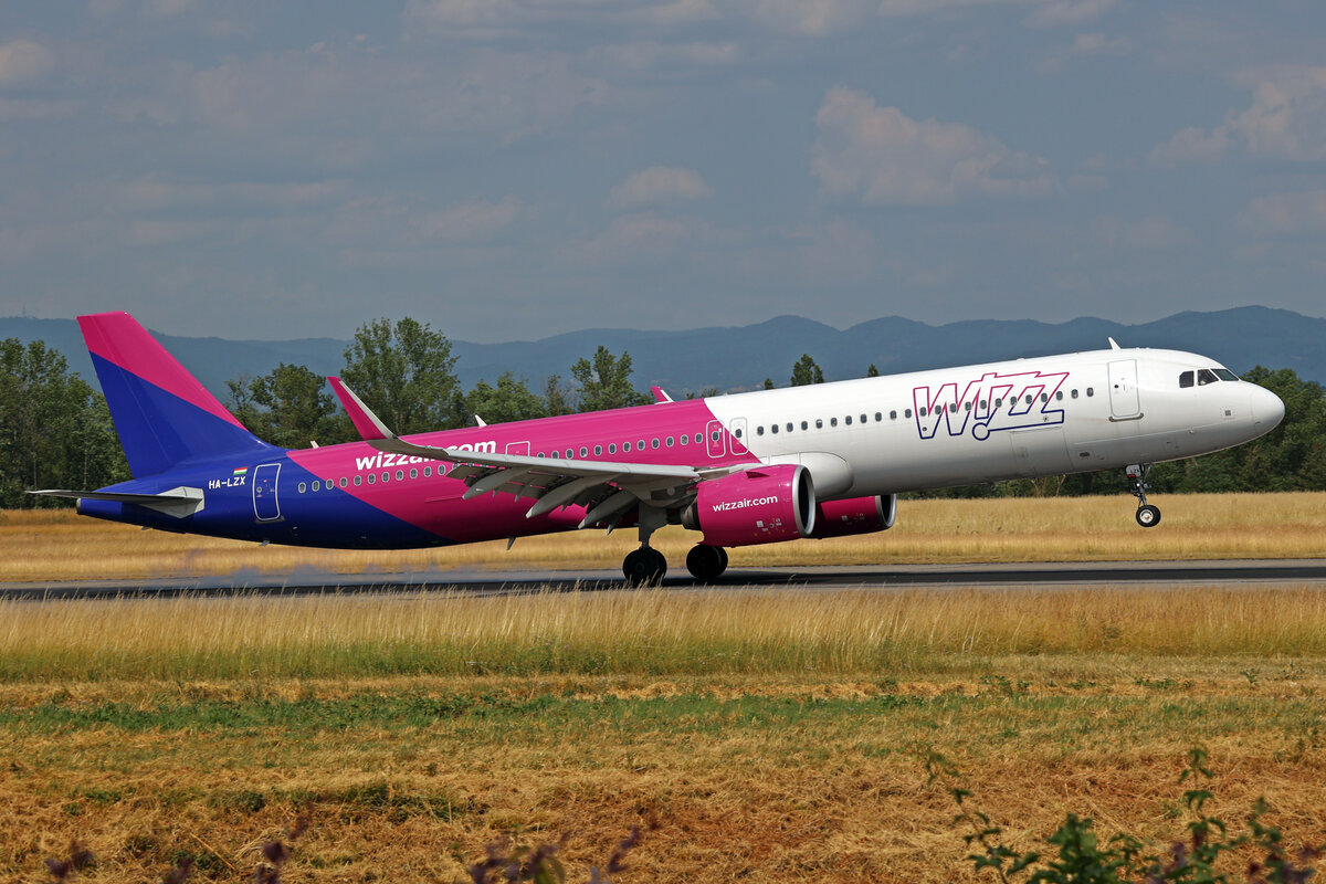 WIZZ Air, HA-LZX, Airbus A321-271NX, msn: 10993, 16.Juni 2023, BSL Basel - Mülhausen, Switzerland.