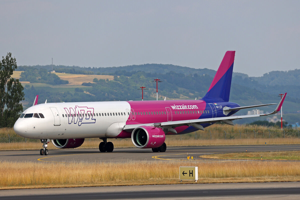 WIZZ Air, HA-LZX, Airbus A321-271NX, msn: 10993, 16.Juni 2023, BSL Basel - Mülhausen, Switzerland.
