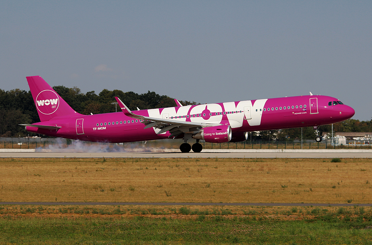 WOW Air A 321-211 TF-MOM bei der Landung in Berlin-Schnefeld(BER) am 23.08.2015