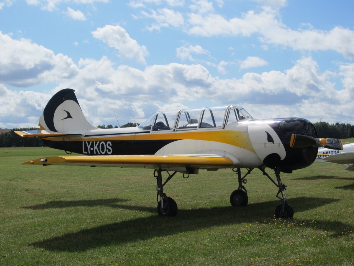 Yak-52 LY-KOS am 23.08.2026 auf dem Flugplatz Zwickau (EDBI).
