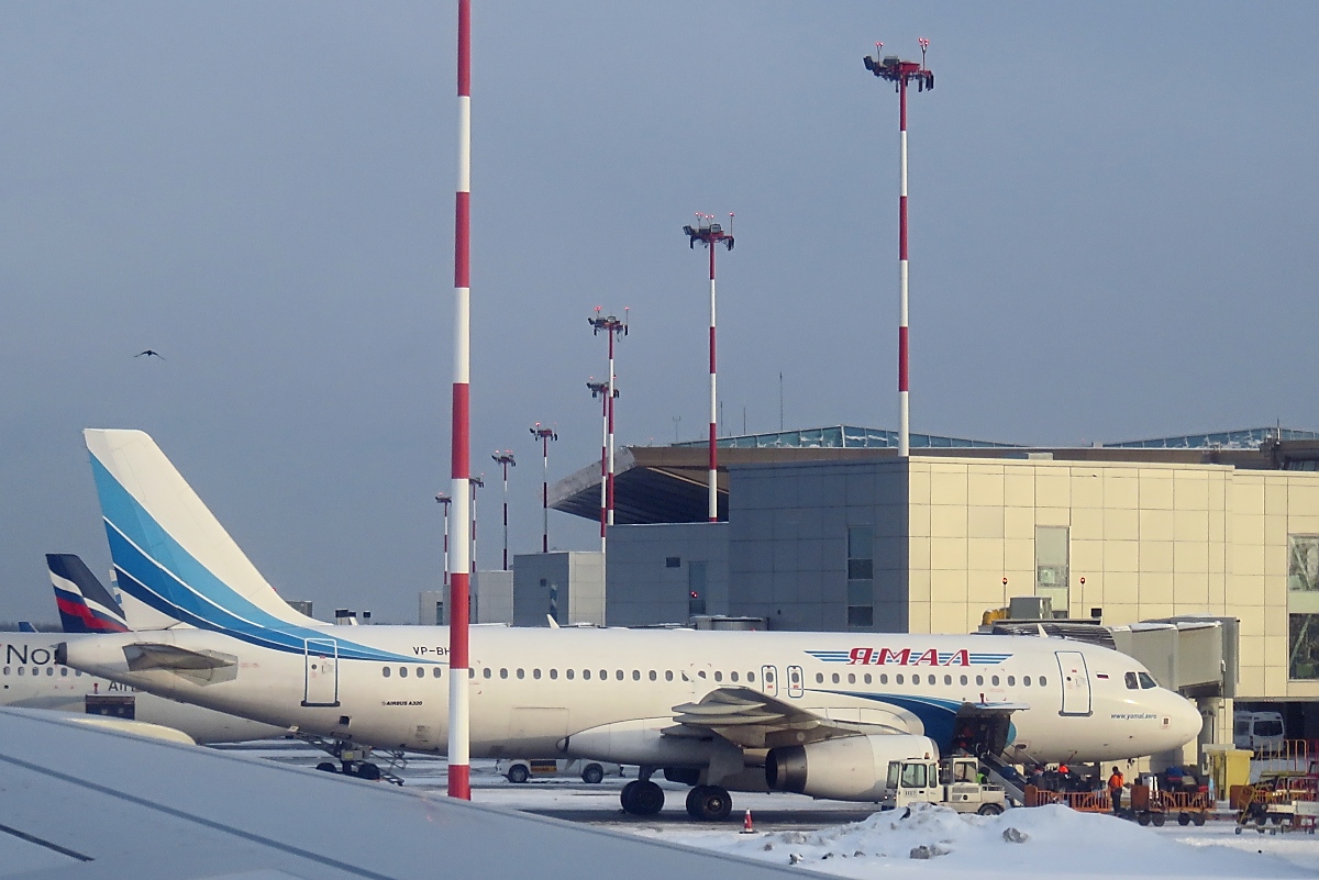 Yamal Airlines VP-BHW - Airbus A320-232 - in Pulkovo, 8.2.2018